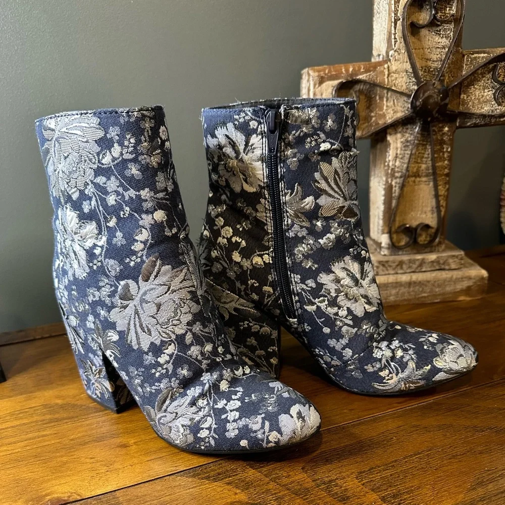 Merona ankle boots with a heel, super nice! Flashy and ready for night out 7 1/2